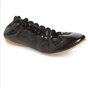 Tucker + Tate Scalloped Black Ballet Flat